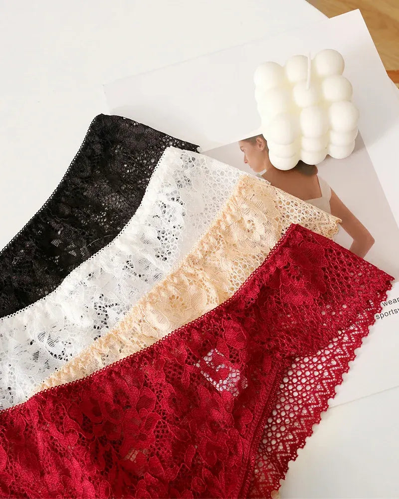 Panty tipo tanga de encaje floral con recortes sensuales